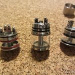 Базы RDTA сбоку. Слева направо: Hazz Dripper Tank, HCigar Fodi RDTA, IVOGO Velocity RTA