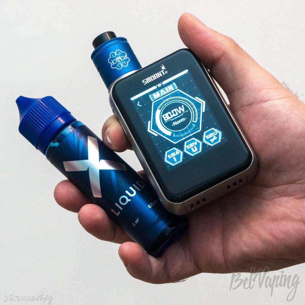 Боксмод Smoant Charon TS 218 в руке