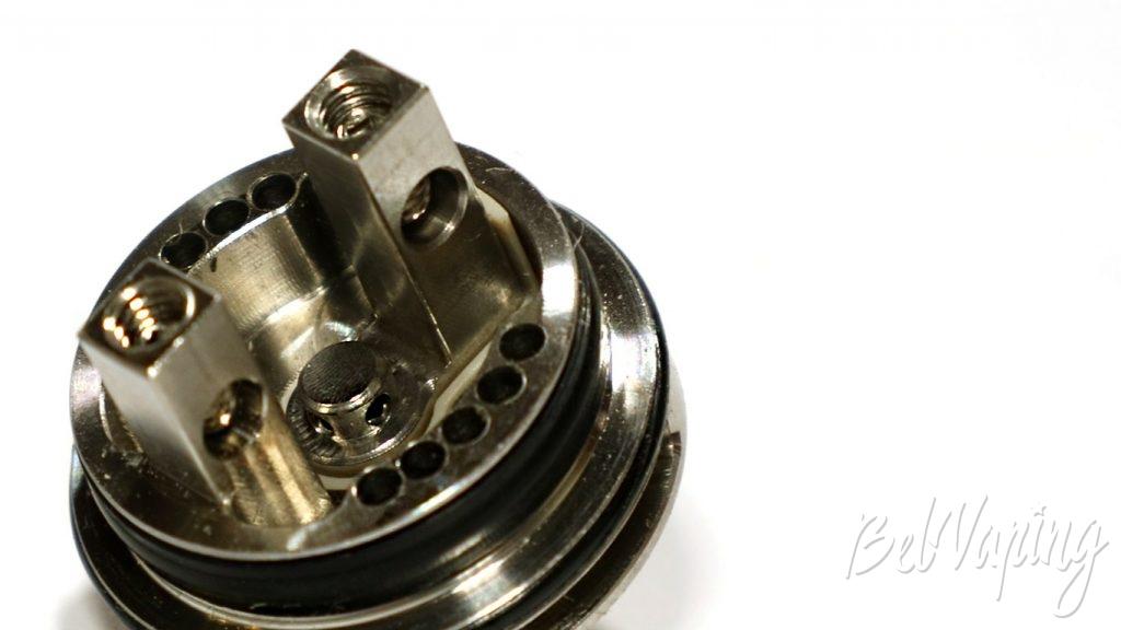Coil Master Monstruito RDA - отверстия подачи жидкости через сквокн пин