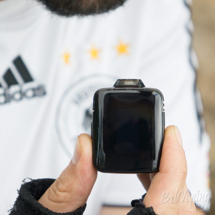 Uwell Amulet Pod в виде пода в руке