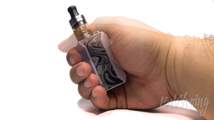 Voopoo DRAG BABY TRIO KIT- вид в руке