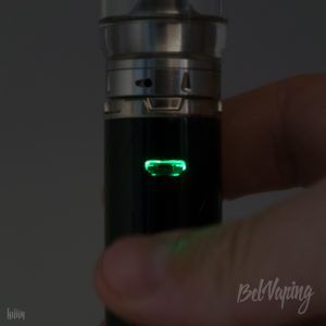 Индикатор кнопки Eleaf iJust 21700 в гнезде зарядки