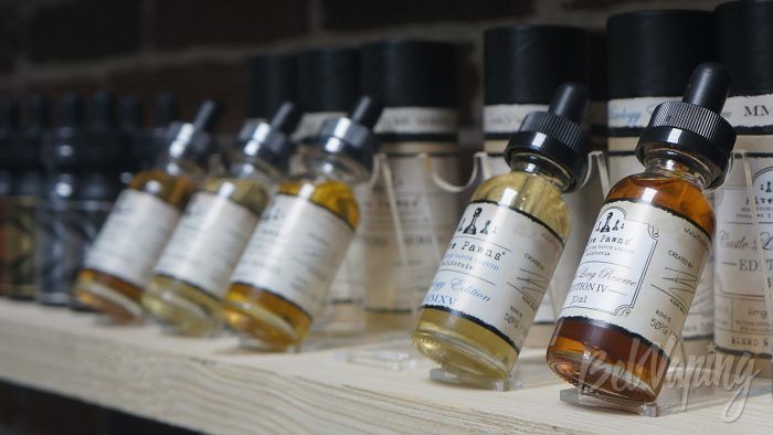 Five Pawns в стеклянных флаконах