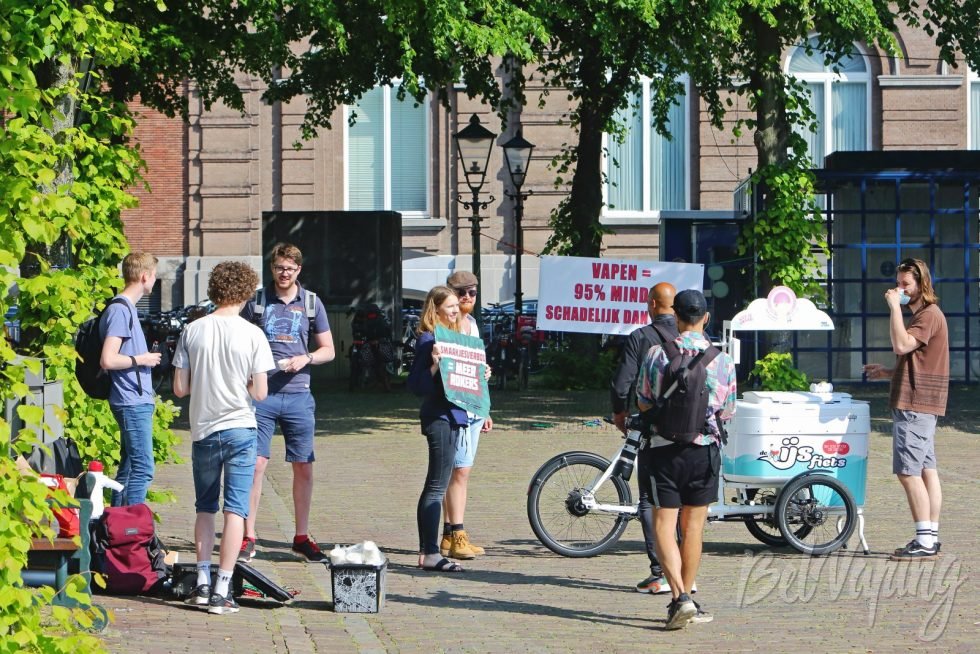Акция протеста против запрета ароматизаторов в Голландии