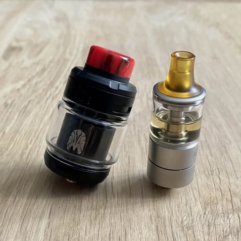 Внешний вид OXVA Arbiter RTA рядом с Merlin MTL RTA
