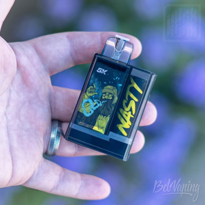 Внешний вид одноразок Nasty Disposable 5K Crystal в руке