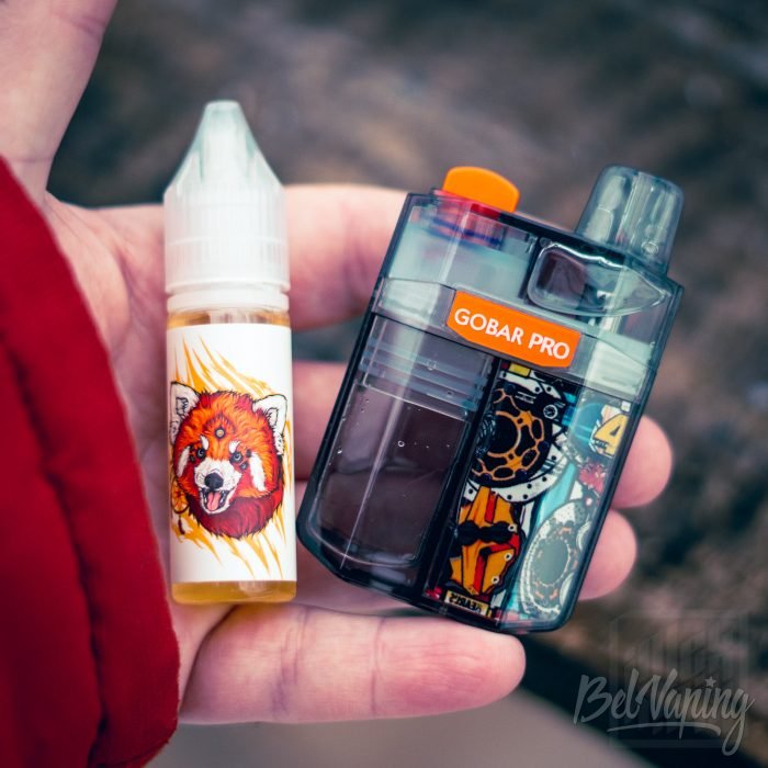 Размеры Vapefly GOBAR Pro в руке и по сравнению с флаконом 15 мл