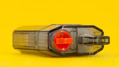 Переключатель подачи жидкости в резервуар с испарителем в Vapefly GOBAR Pro снизу (положение «закрыто»)