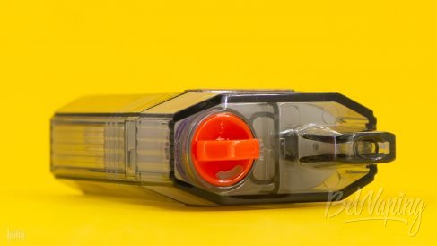 Переключатель подачи жидкости в резервуар с испарителем в Vapefly GOBAR Pro снизу (положение «открыто»)