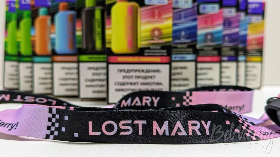 Одноразки Lost Mary CF8000 в руке