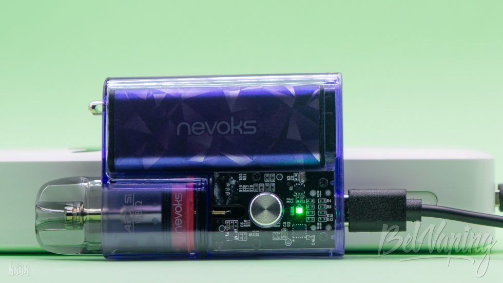 Зарядка батарейного блока Nevoks APX C1 спереди