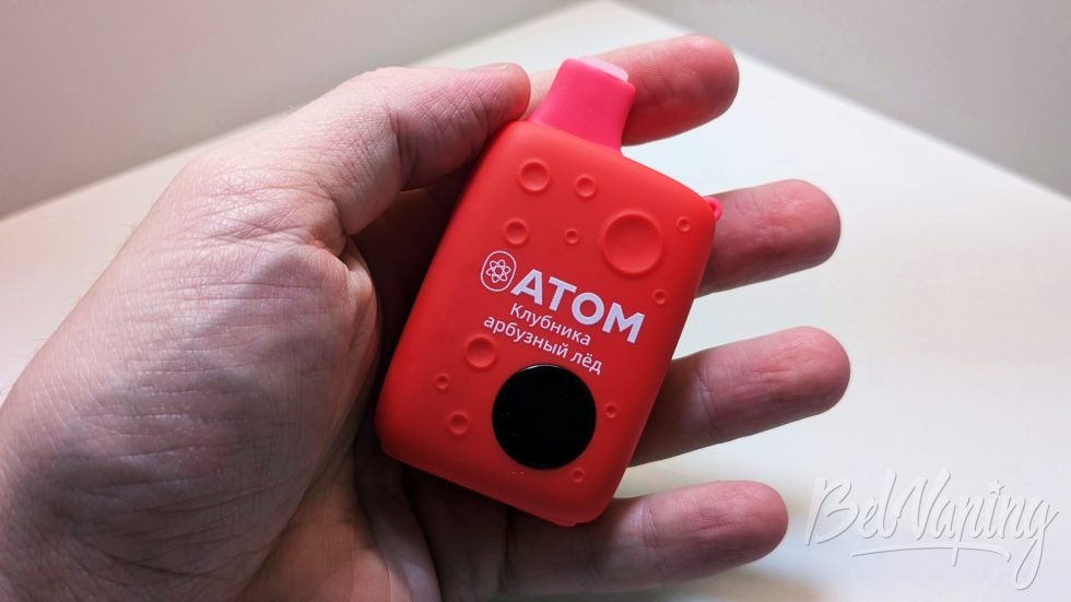 Внешний вид одноразки ATOM 10000 в руке