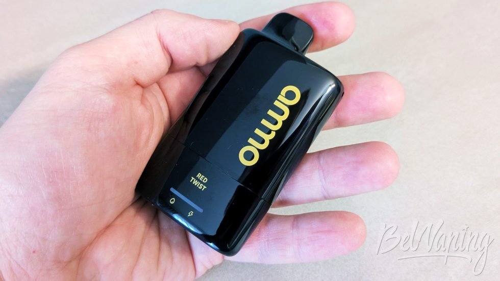 Внешний вид одноразки AMMO Onyx 10000 в руке
