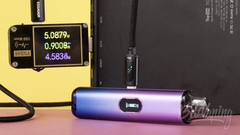 Обзор подика VIBE от Vaporesso - процесс зарядки