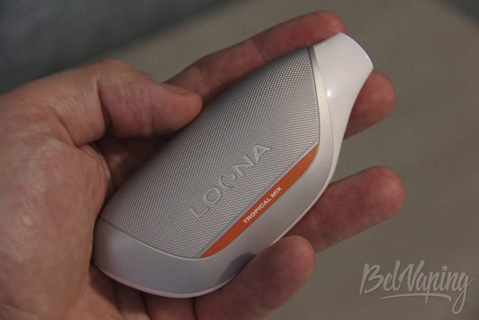 Внешний вид одноразки Loona Helium 15000 в руке