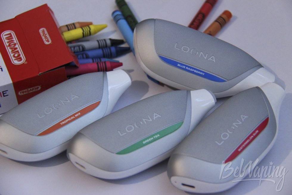 Одноразки Loona Helium 15000 в руке