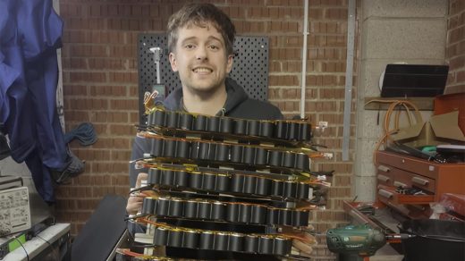 Британский инженер питает свой дом, используя 500 переработанных вейпов