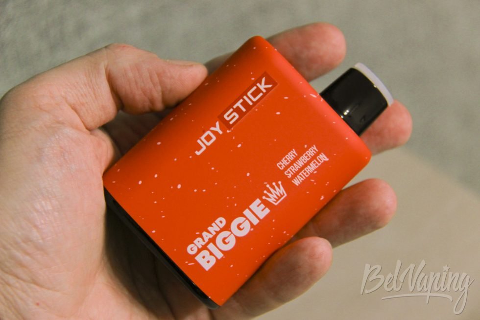 Внешний вид одноразки Joystick Grand Biggie 45000 в руке