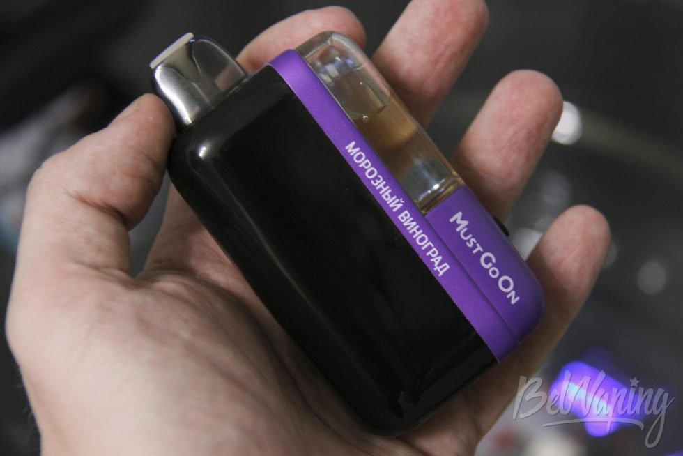 Внешний вид одноразки MGO Nexus 30000 в руке