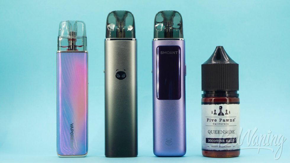 Сравнение размеров (слева направо): XROS 4 Mini, Smoant FLEX Neo, Smoant Racer FLEX и флакон жидкости 30 мл