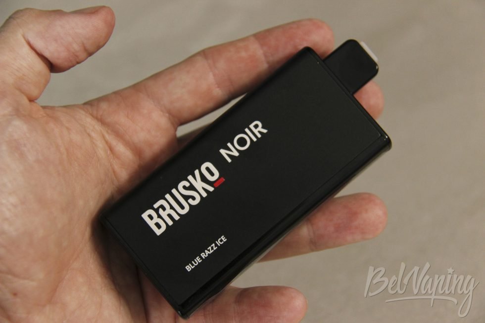 Размер одноразки Brusko Noir 25000 в руке
